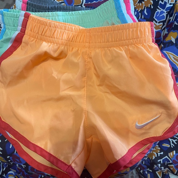 Sold!! Baby girl Nike shorts in like new condition 12m-2t - Picture 4 of 8